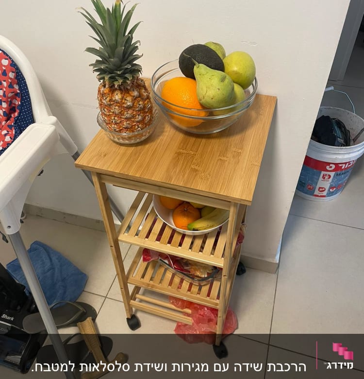 פטיש עץ על הרצפה ליד עגלת עץ